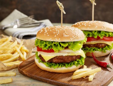 Klasik burger patates kızartması ile