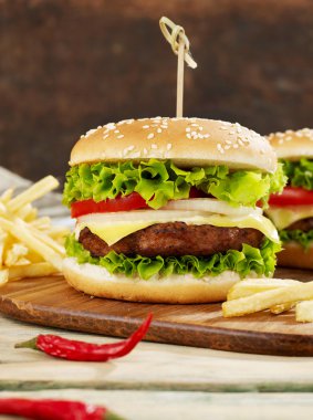 Klasik burger, patates, biber ile