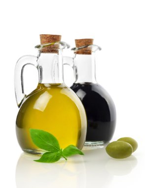 Sızma yağ, sirke, zeytin ve fesleğen