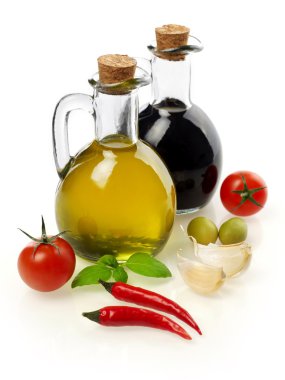 beyaz üzerine taze malzemeler