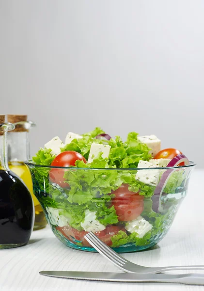 Boliche de salada fresca na cozinha — Fotografia de Stock