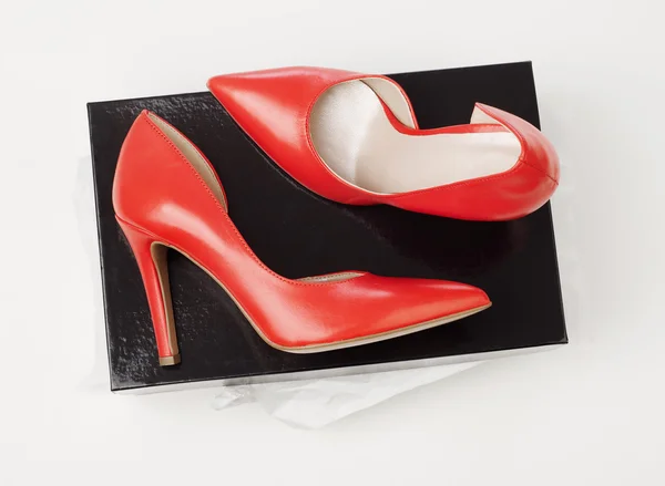 Tacones altos rojos en caja — Foto de Stock