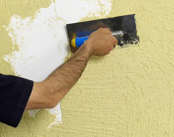 Trabalhador aplicando gesso em uma parede — Fotografia de Stock