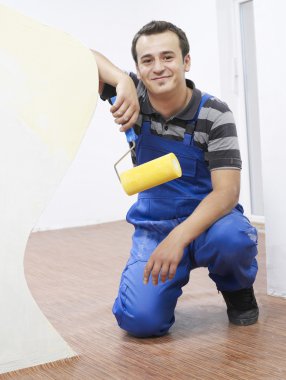 Boya silindirli bir boyacı.