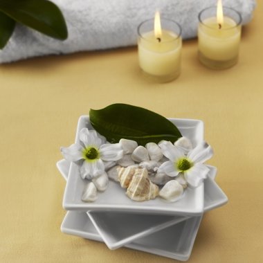 Havlu, taşlar ve mumlar