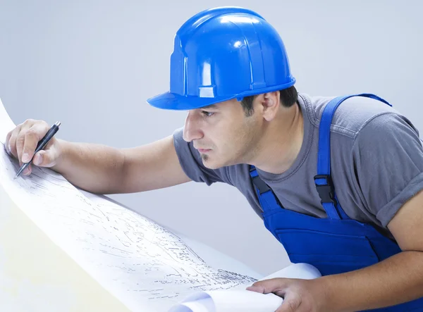 Bauunternehmer mit Bauplänen — Stockfoto