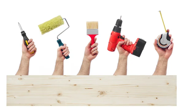 Hände mit Werkzeug und Holzbrett — Stockfoto