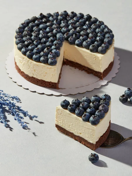 Tarta Queso Con Fresas Gris —  Fotos de Stock