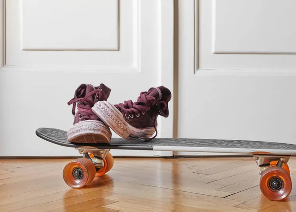 Begagnade Duk Skor Och Skateboard Golvet — Stockfoto