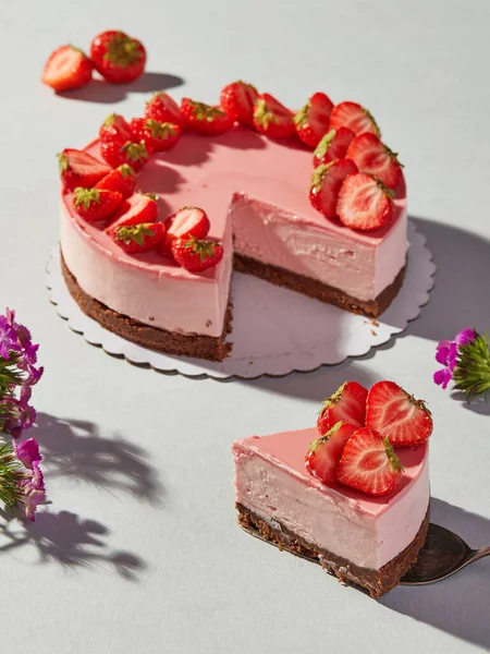 Cheesecake Φράουλες Γκρι — Φωτογραφία Αρχείου