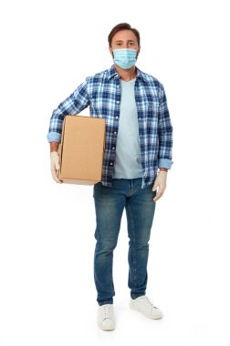 Güvenlik maskesi ve eldiven takan sıradan bir adam.