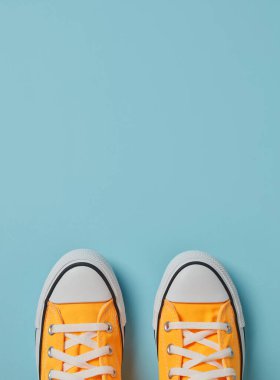 Mavi arkaplanda sarı tuval ayakkabılar