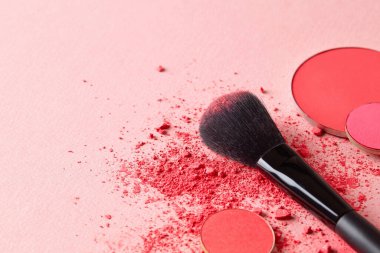 Ezilmiş göz farı ve pembe arka planda fırça