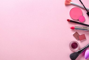 Fırça, yüz pudrası, ruj ve sünger.