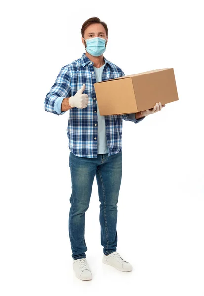 Casual Άνθρωπος Χαρτόκουτο Φορώντας Μάσκα Ασφαλείας Και Γάντια — Φωτογραφία Αρχείου