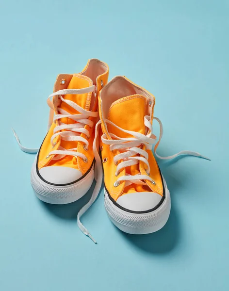Sapatos Lona Amarela Fundo Azul — Fotografia de Stock