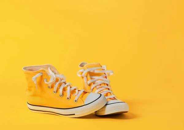 Κίτρινο Παπούτσια Καμβά Κίτρινο Φόντο — Φωτογραφία Αρχείου