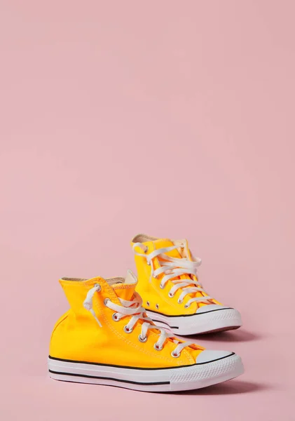 Κίτρινα Πάνινα Παπούτσια Ροζ Φόντο — Φωτογραφία Αρχείου