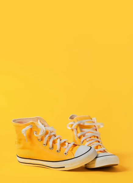 Жовте Полотно Взуття Жовтому Тлі — стокове фото