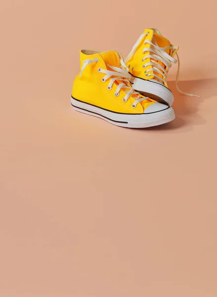 Zapatos Lona Amarilla Sobre Fondo Naranja —  Fotos de Stock
