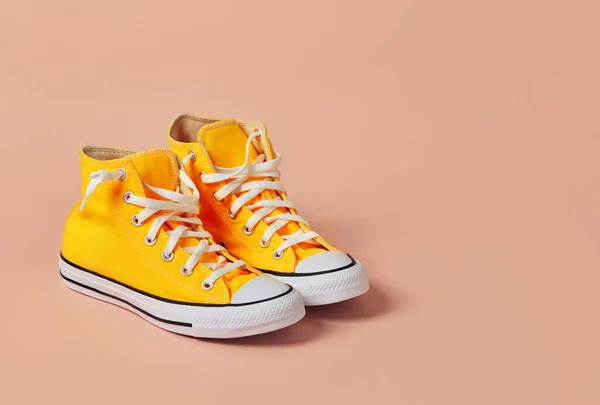 Κίτρινα Πάνινα Παπούτσια Πορτοκαλί Φόντο — Φωτογραφία Αρχείου