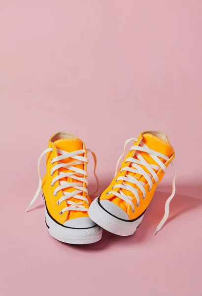 Жовте Полотно Взуття Рожевому Фоні — стокове фото