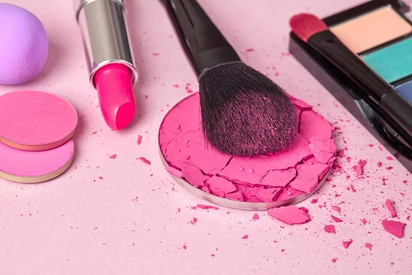 ピンクの背景の顔の化粧品 — ストック写真