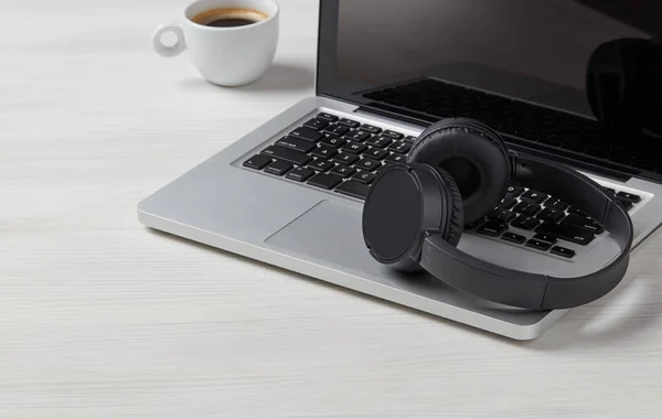 Słuchawki Laptop Kubek Biurko — Zdjęcie stockowe