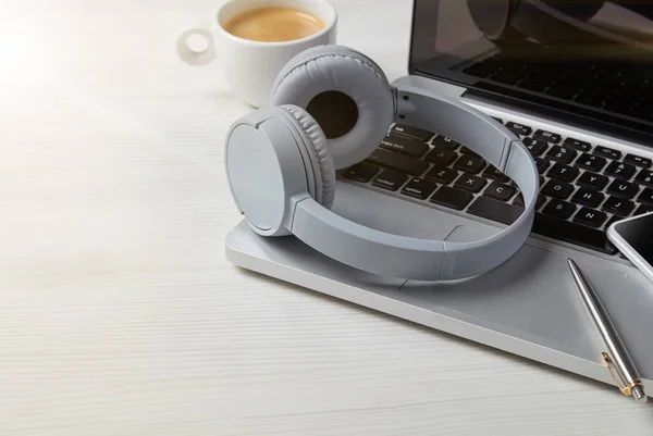 Escritorio Moderno Con Ordenador Portátil Auriculares Café — Foto de Stock