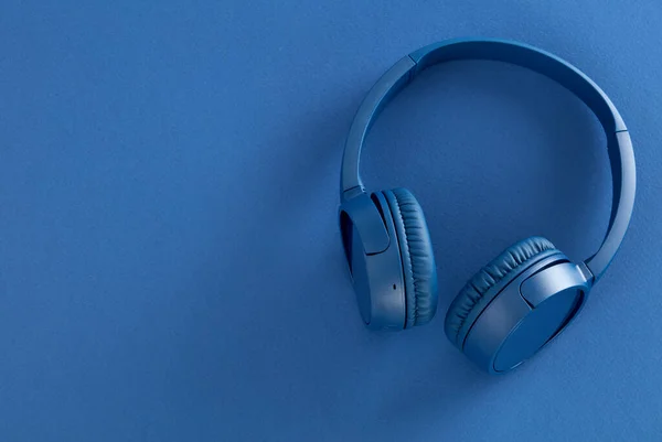 Niebieskie Słuchawki Niebieskim Tle — Zdjęcie stockowe