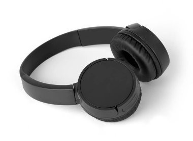 Beyaz arkaplanda siyah kulaklıklar