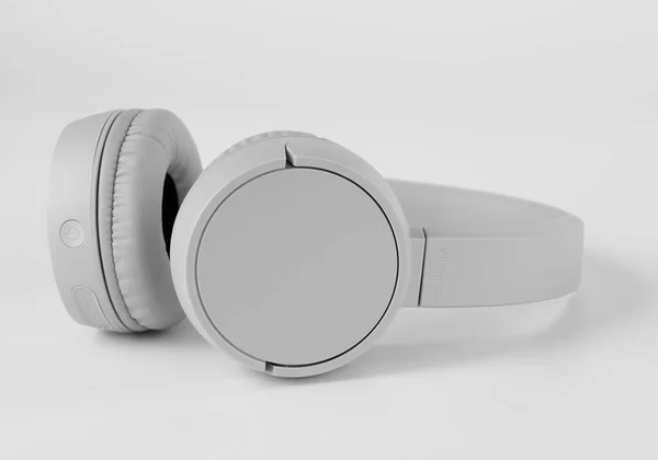 Auriculares Inalámbricos Grises Sobre Fondo Gris —  Fotos de Stock