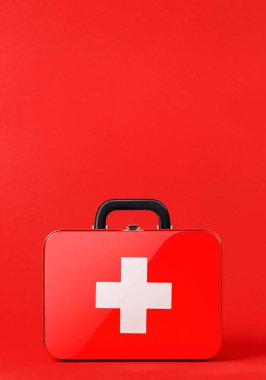 Kırmızı arkaplanda ilk yardım çantası
