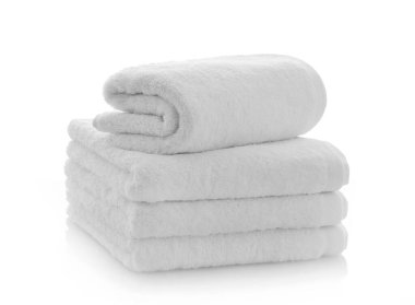 Beyaz arka planda yeni havlular temizle