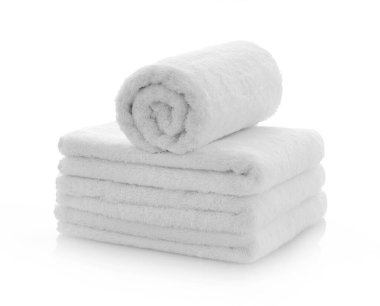 Beyaz arka planda yeni havlular temizle