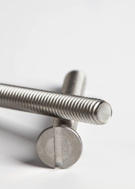 Metal civatalar beyaz arkaplanda yakın plan