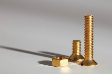 Beyaz arkaplanda metal cıvatalar ve fındıklar