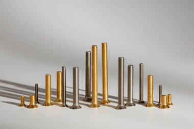 Gri arkaplandaki şehir manzarasını cıvatalar