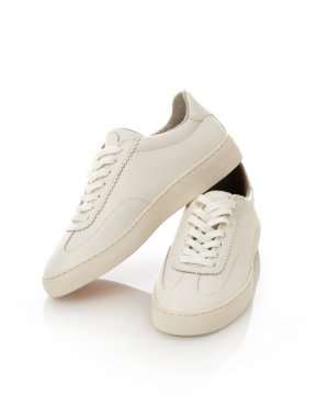 Beyaz deri ayakkabılar