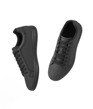 Beyaz arka planda deri siyah ayakkabılar