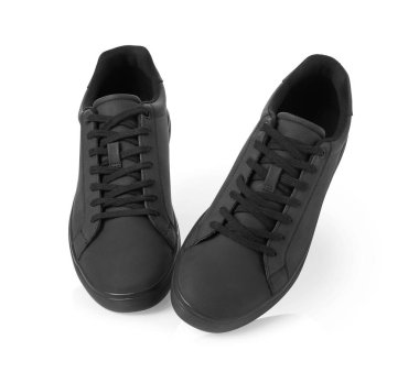 Beyaz arka planda deri siyah ayakkabılar