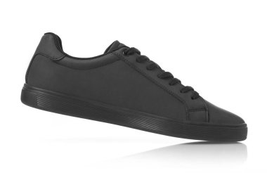 Beyaz arka planda deri siyah ayakkabı