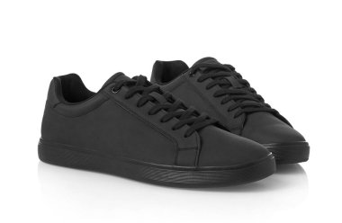 Beyaz arka planda deri siyah ayakkabılar