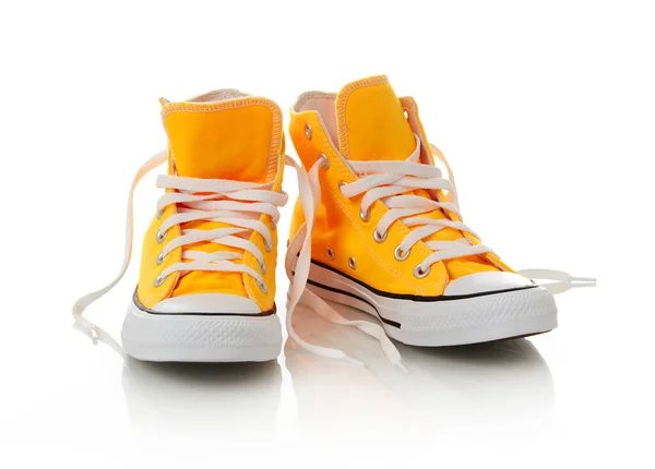 Желтые Туфли Белом — стоковое фото