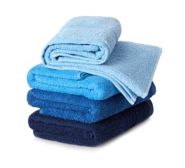 Beyaz arkaplanda katlanmış havlu yığını