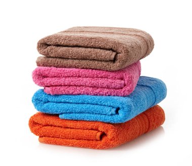 Beyaz arkaplanda katlanmış havlu yığını