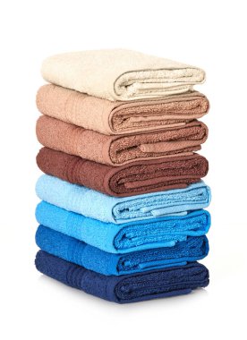 Beyaz arkaplanda katlanmış havlu yığını