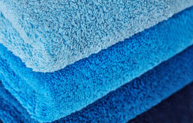 Katlanmış havlu yığını.