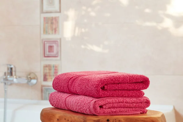 Πτυσσόμενες Ροζ Πετσέτες Στο Μπάνιο — Φωτογραφία Αρχείου