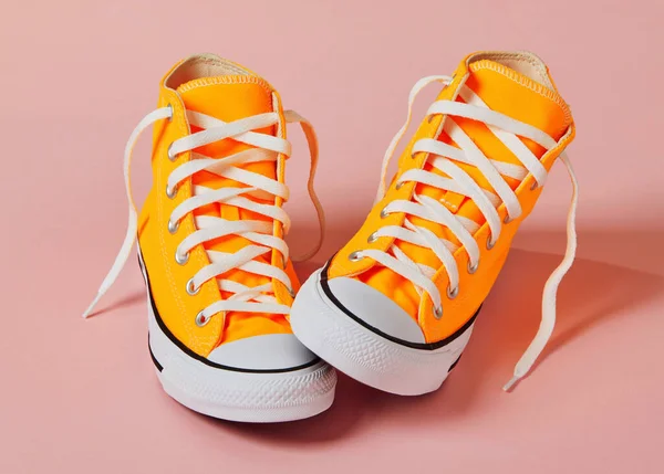 Жовте Полотно Взуття Рожевому Фоні — стокове фото